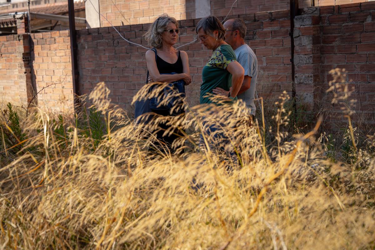 La vegetación ha crecido salvaje en la parcela que acogerá el primer edificio cooperativo de viviendas en cesión de uso de Badalona