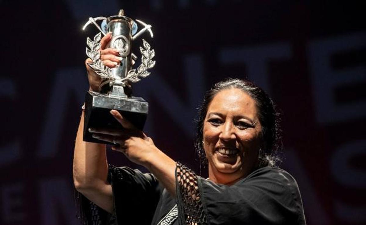 Amparo Heredia Reyes, 'La Repompilla', con el galardón del Cante de las Minas