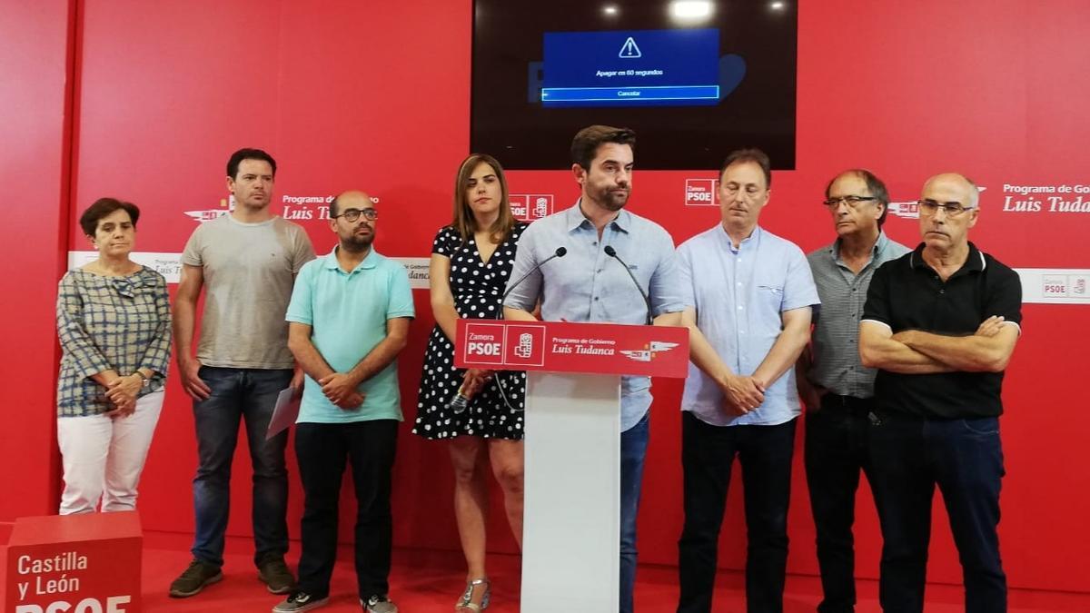 Antidio Fagúndez, secretario general del PSOE de Zamora, rodeado de los siete diputados provinciales del PSOE.