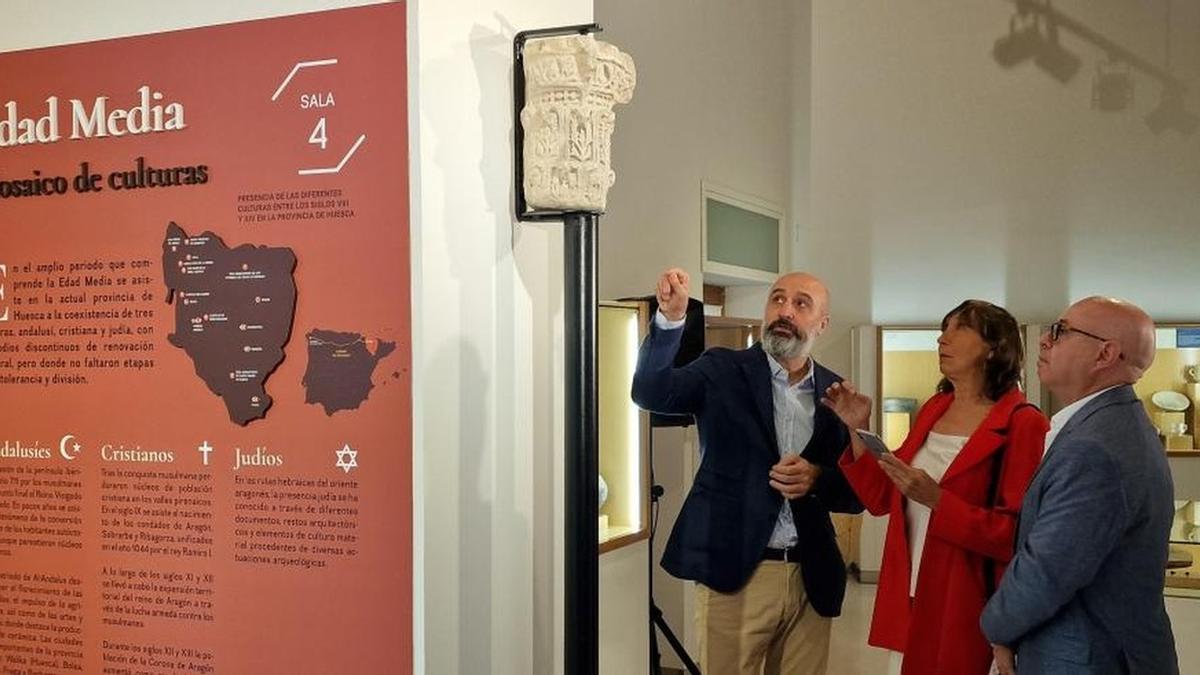 El director general de Cultura, Víctor Lucea; el director del Museo de Huesca, Fernando Sarría, y Zoe Lafarga, con el capitel.