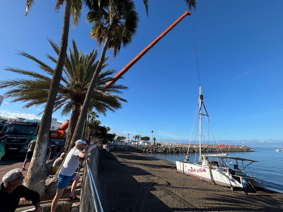 Sacan un catamarán encallado en la playa de las marañuelas de Arguineguín