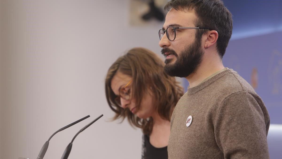 Los diputados de la CUP en el Congreso Mireia Vehí y Albert Botran ofrecen una rueda de prensa en Madrid, antes de la investidura de Pedro Sánchez, el 17 de diciembre del 2019