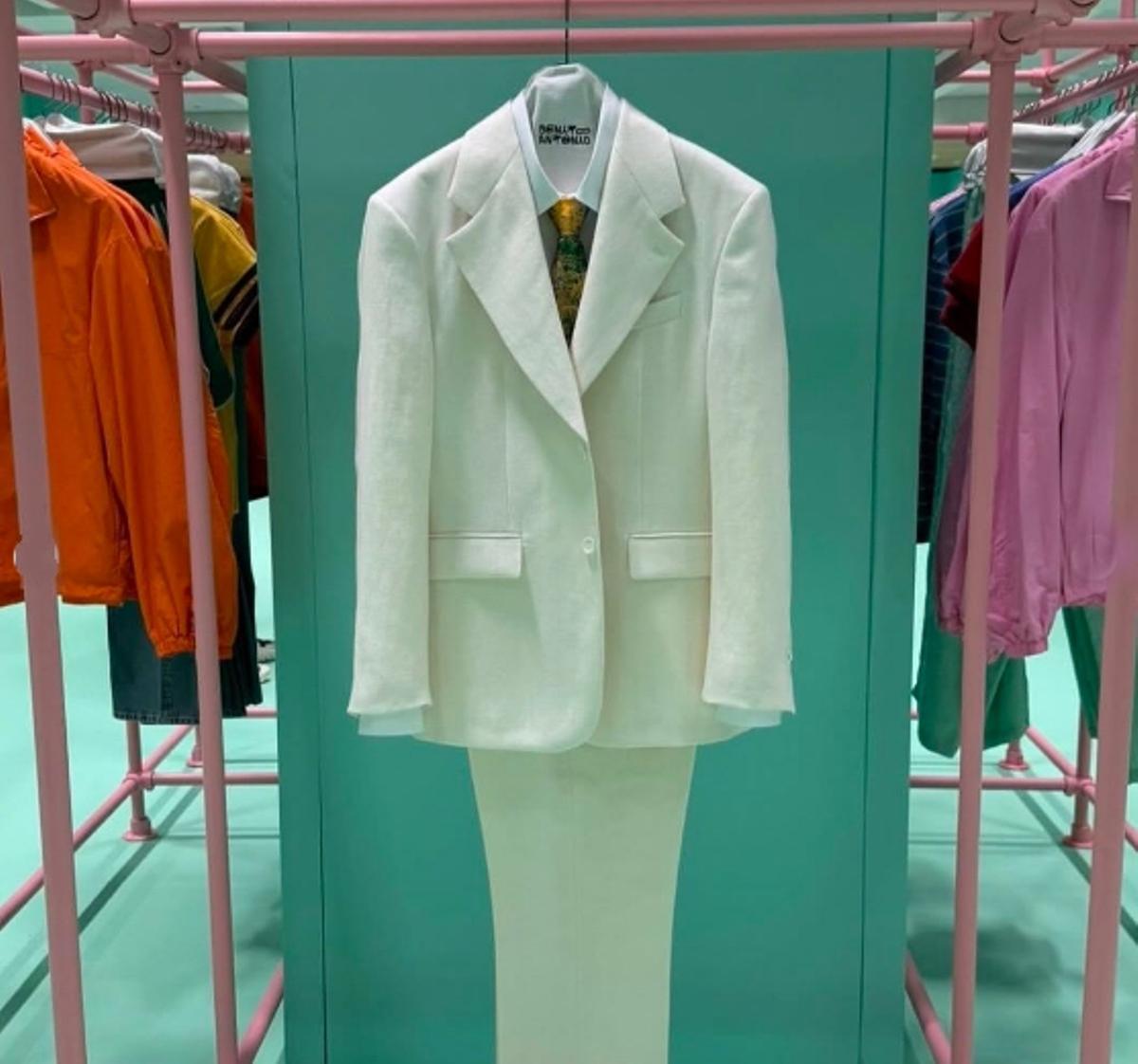 El traje blanco, el 'look' más elevado de la colección 'Benito Antonio' x Zara.