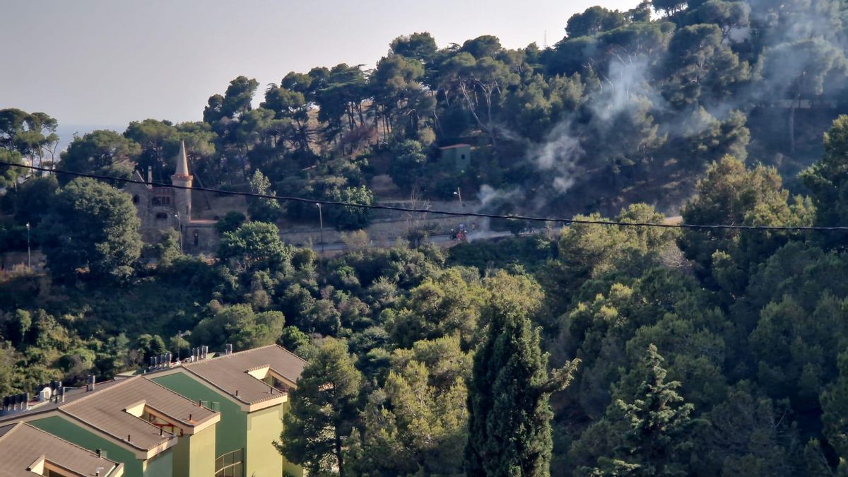 Imagen en la que se aprecia el humo por el fuego prendido por un hombre junto a la calle de Manuel Arnús este lunes.