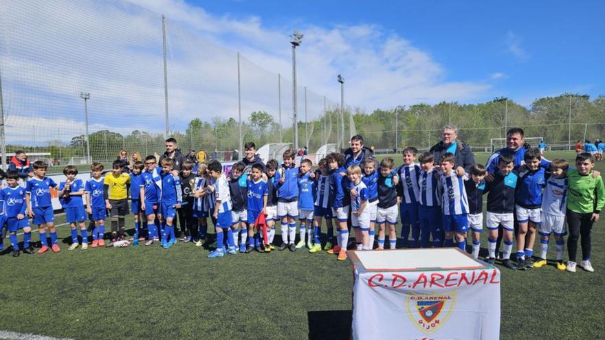Los jugadores del Marina Sport ,Covadonga e Inmaculada, en la entregra de premios de categoría benjamín en fútbol-8. | Á. C.