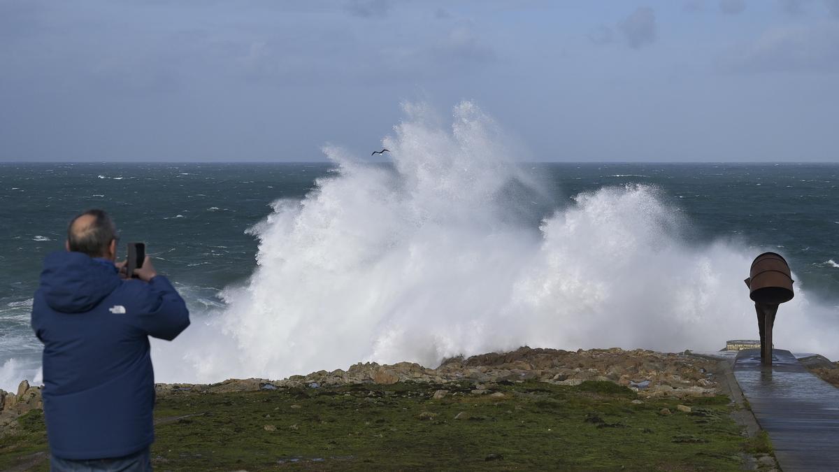 Una persona toma fotografías del oleaje en los alrededores de la Torre de Hércules, durante el paso de la borrasca ‘Ciarán’, a 3 de noviembre de 2023, en A Coruña, Galicia (España).