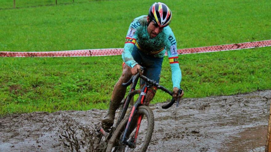 Felipe Orts se manejó muy bien sobre el barro y logró el triunfo final en Igorre