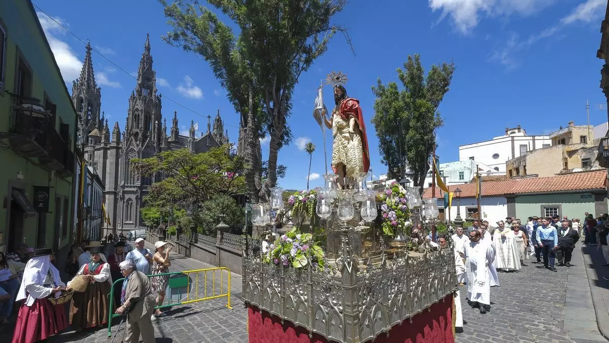 Pétalos para San Juan en el día grande de Arucas