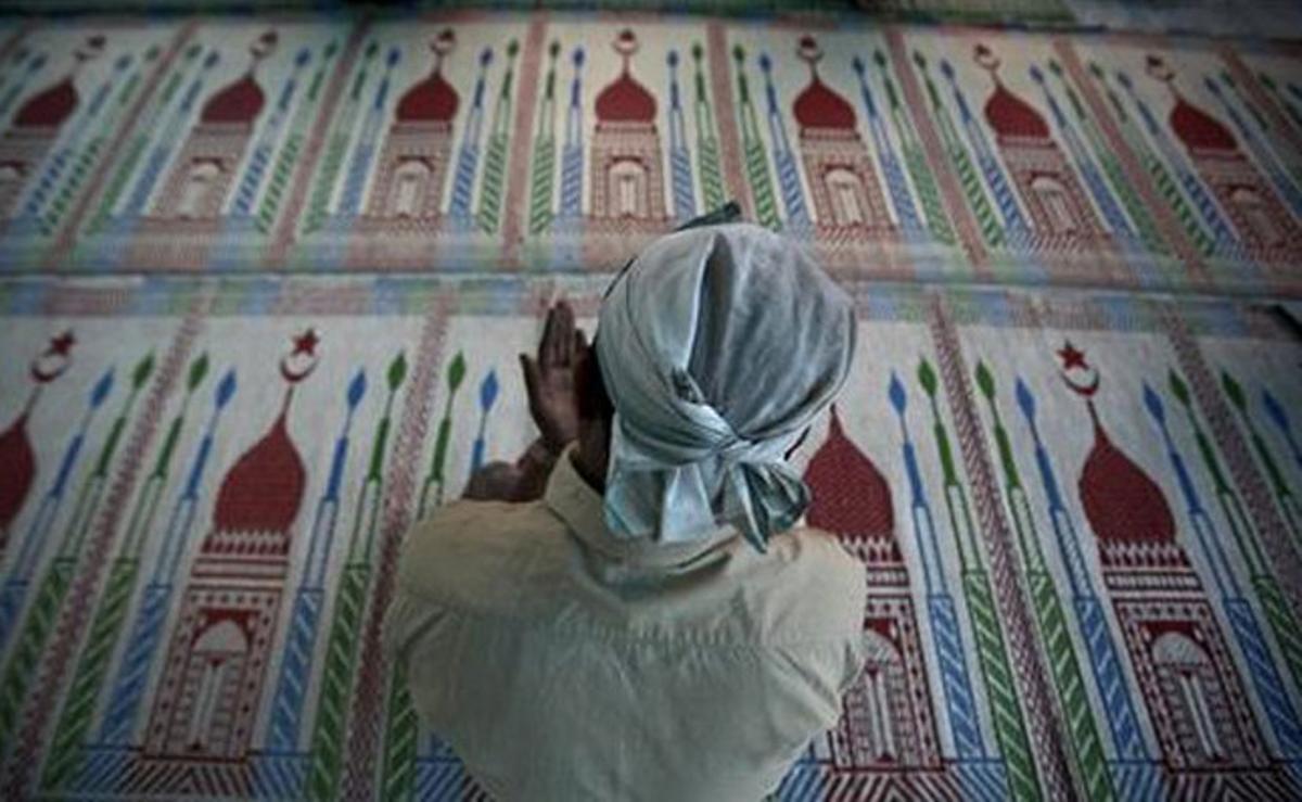 Un musulmà resa en el segon dia del Ramadà a Kàtmandu, Nepal.