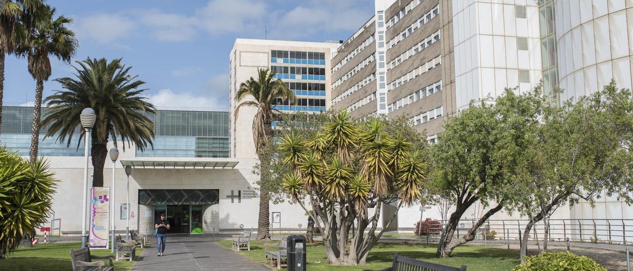 Entrada al edificio de hospitalización del Hospital Universitario de Canarias (HUC).