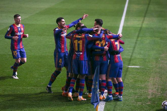 El FC Barcelona celebra su gol durante la primera semifinal de la Supercopa de España de fútbol entre la Real Sociedad y el FC Barcelona que se disputa en el Nuevo Arcángel, en Córdoba