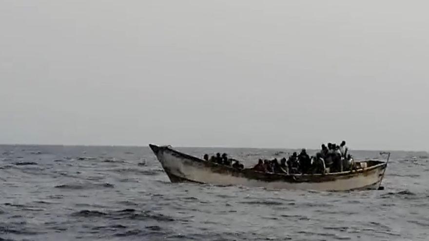 Ingresan en el hospital cuatro de los migrantes llegados ayer domingo a Tenerife