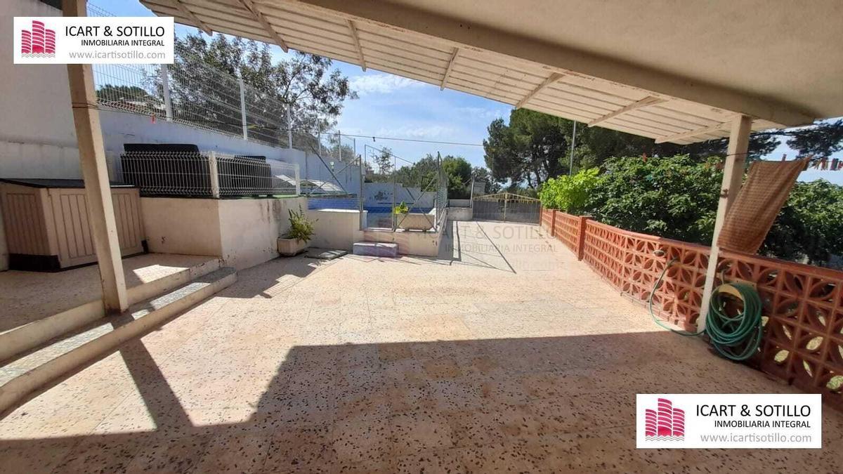 Galería de imágenes: Casa con piscina en venta en Vinaròs: una propiedad urbana con gran parcela y descuento de 15.000 euros