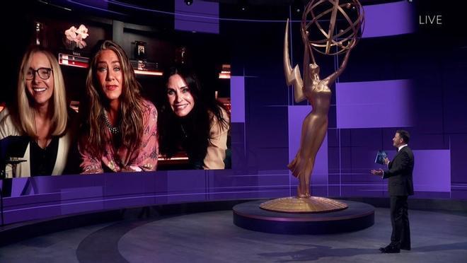 Lisa Kudrow, Jennifer Aniston y Courteney Cox protagonizan el minireencuentro de 'Friends' en los premios Emmy