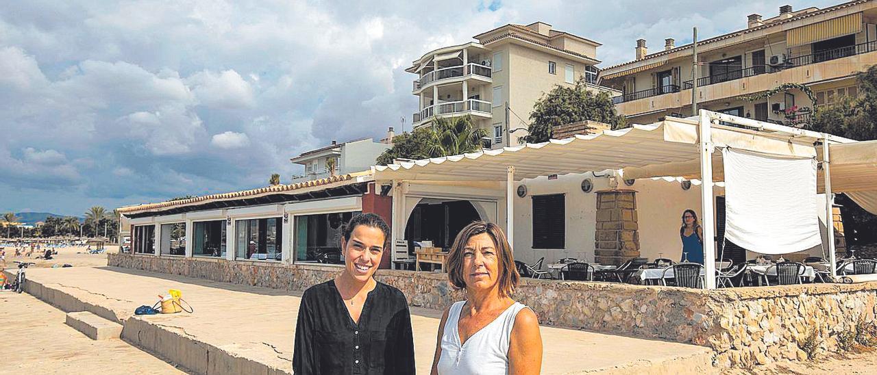 Laura Aguiló y Magdalena Bonet, frente al Bungalow.