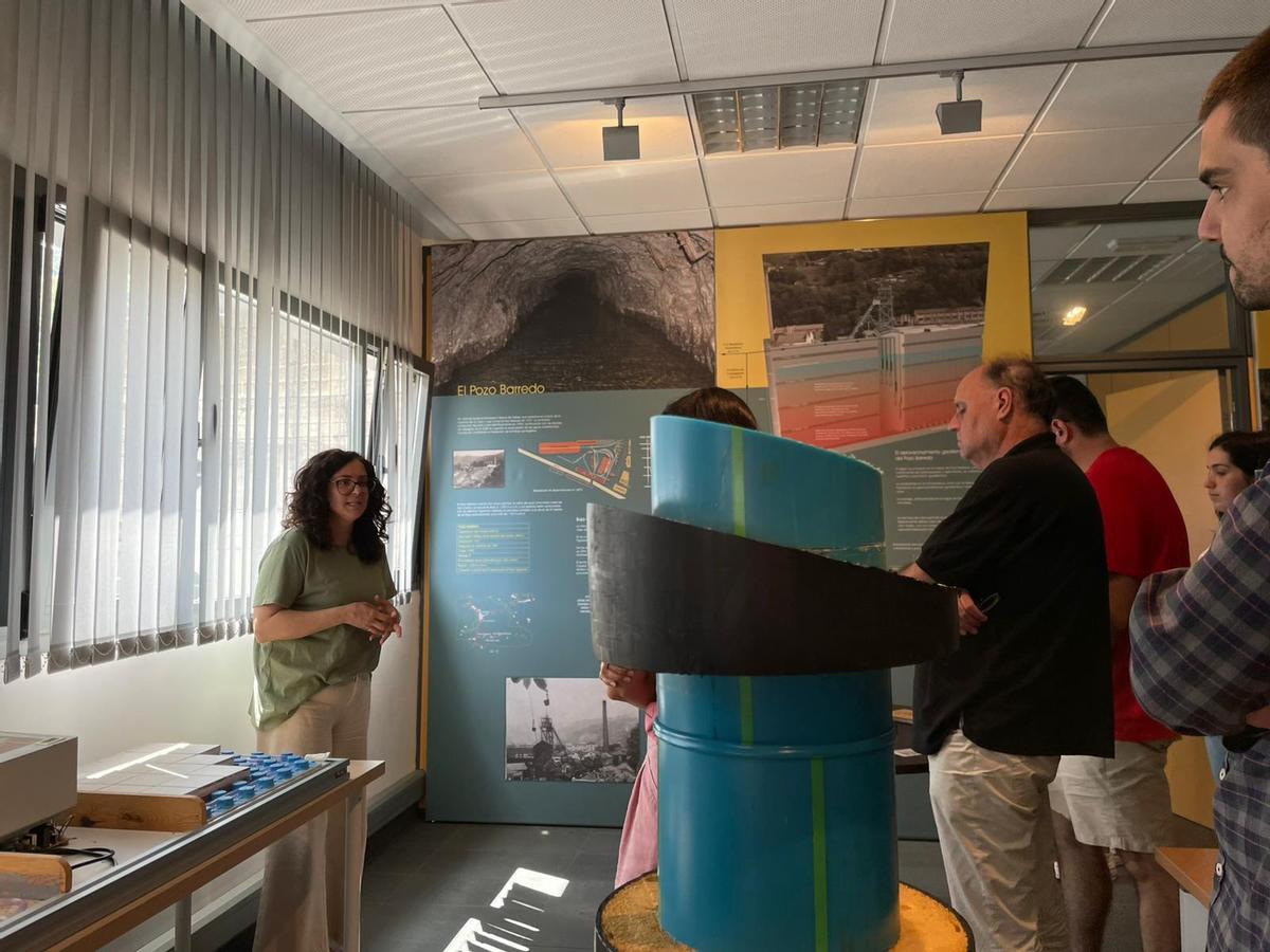 Asistentes a un curso en aula de la geotermia de Hunosa en Barredo.