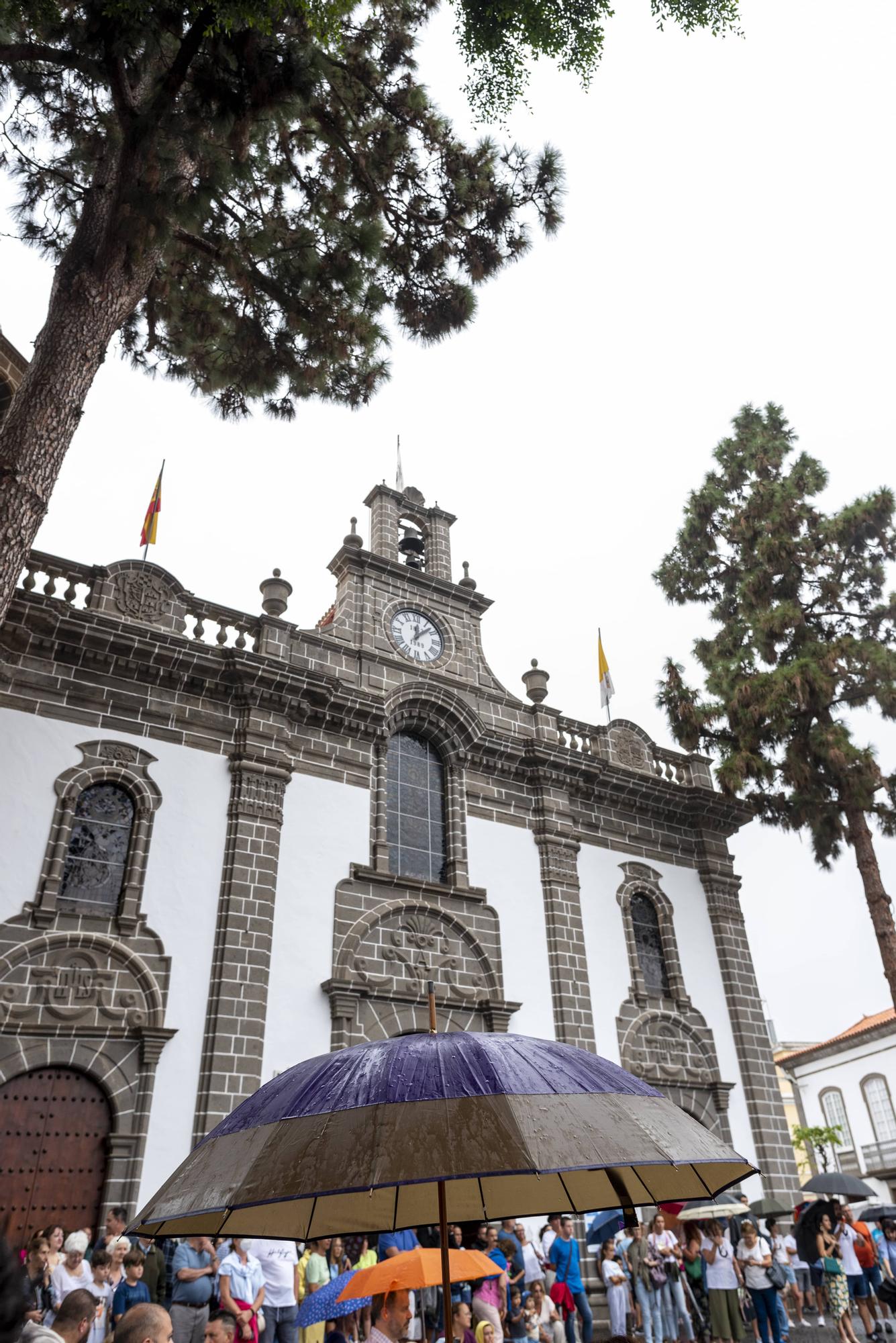 La bandera de las Fiestas del Pino 2022 ya ondea en lo alto de la basílica