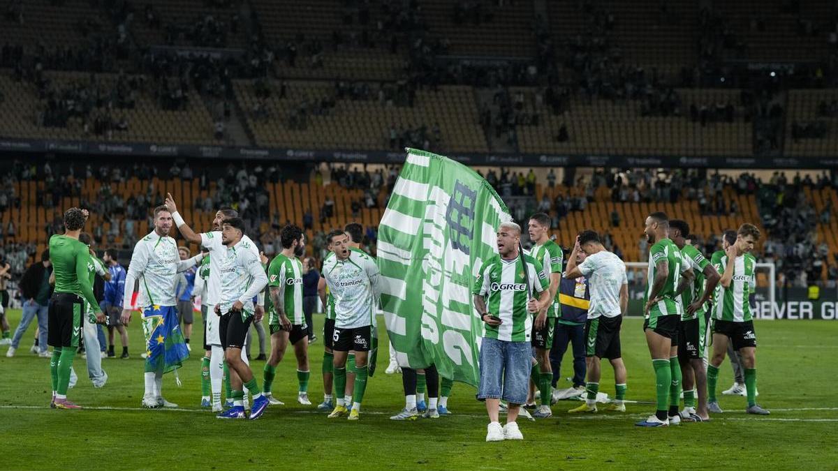 Jugadores del betis celebran el regreso a la Champions.