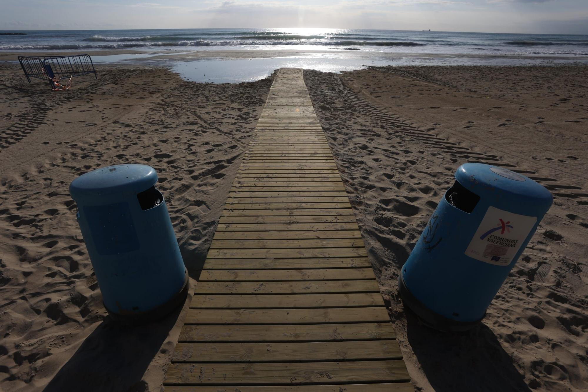 El temporal de Isaack golpea la playa del Postiguet de Alicante