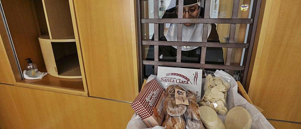 Algunos de los productos artesanales que elaboran estos días las monjas Clarisas en su monasterio de Elche.