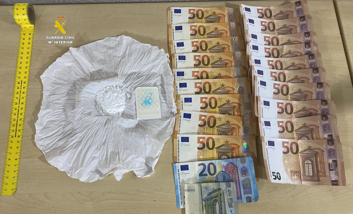 Dinero y droga que el detenido tenía en su poder.