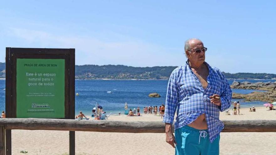 Jesús Armendia, conocido como &quot;el hombre del puro&quot;, fuma en la playa de Area de Bon. // Gonzálo Núñez