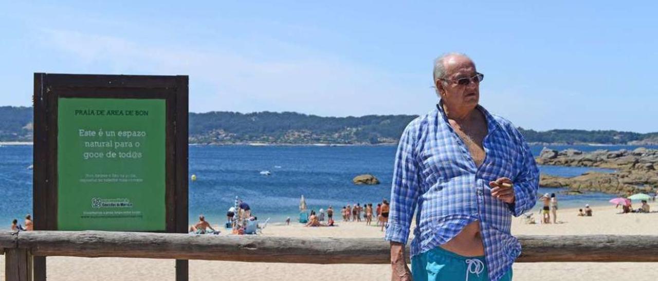 Jesús Armendia, conocido como &quot;el hombre del puro&quot;, fuma en la playa de Area de Bon. // Gonzálo Núñez