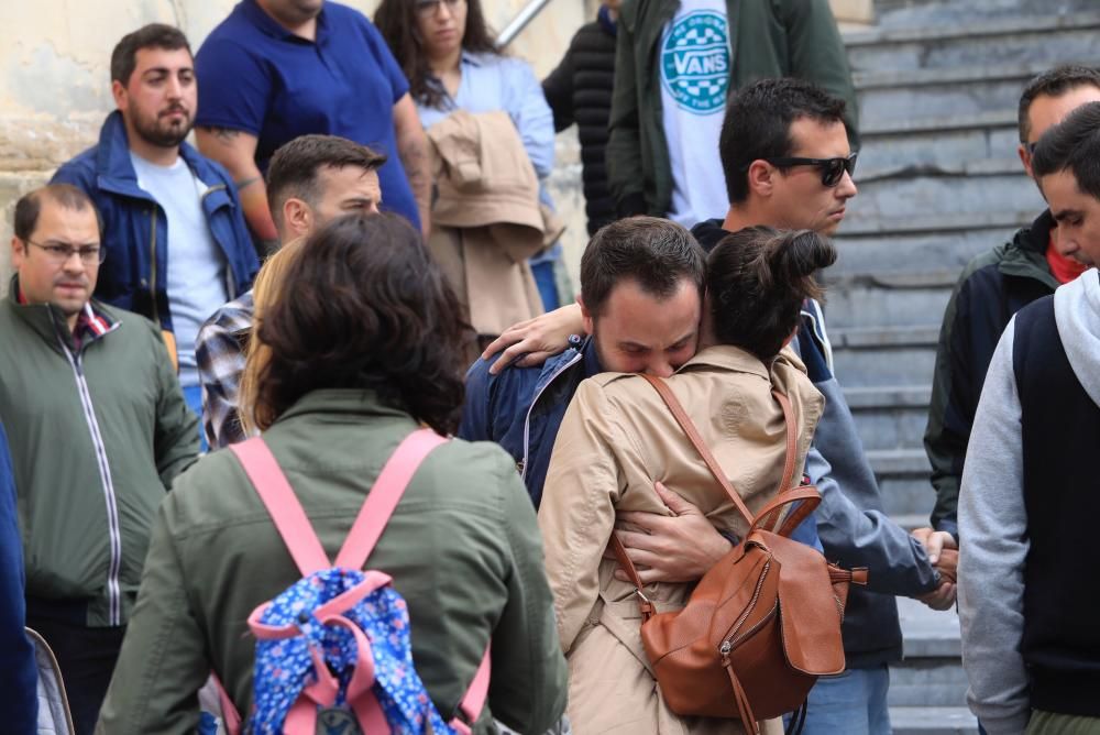 Emotivo minuto de silencio de los vecinos de Cudillero al recordar al joven fallecido David Carragal