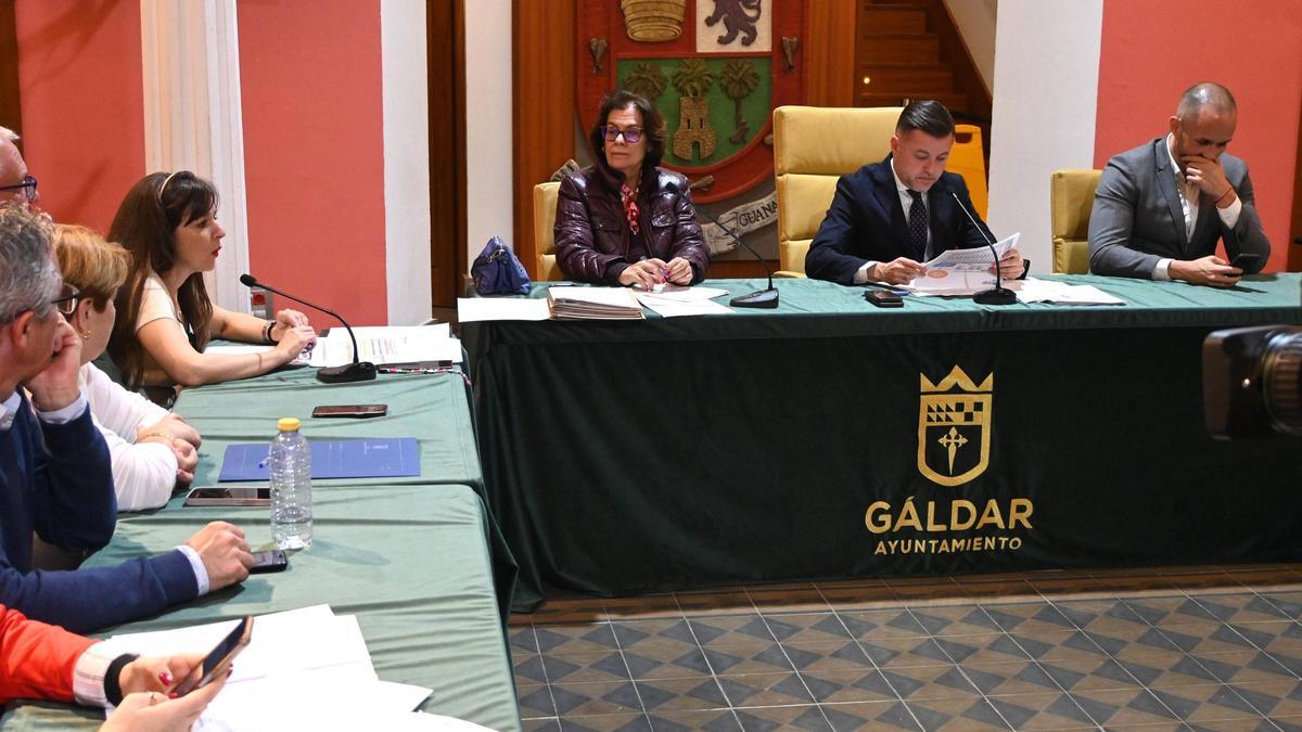 Intervención de Valeria Guerra en el Pleno del Ayuntamieinto de Gáldar, con Teodoro Sosa y Julio Mateo al fondo.