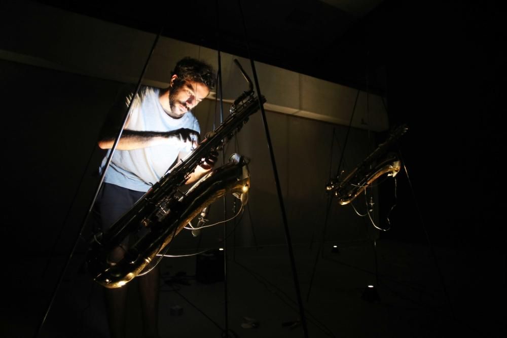 Der Barcelonese Marc Vilanova beim Positionieren eines Saxofons, das Teil seiner Installation ist.