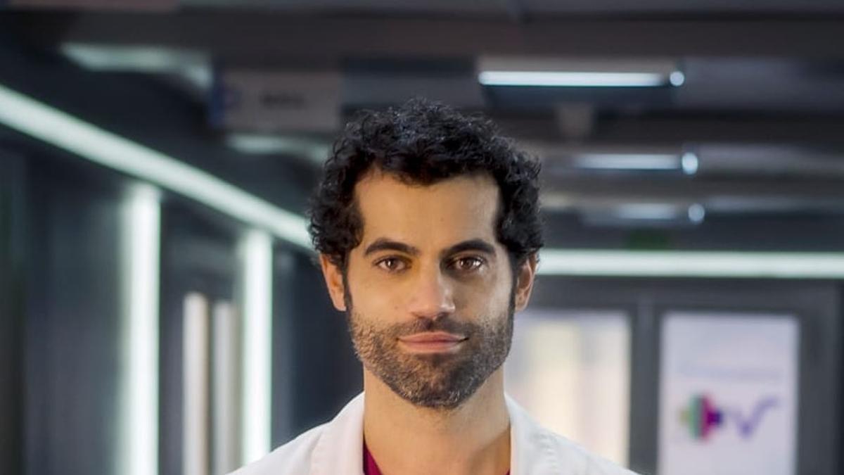 El actor Jordi Mestre caracterizado como el doctor Hamman Dacaret, personaje que interpretó en la serie de TVE 'Centro Médico'