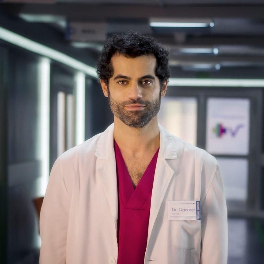 El actor Jordi Mestre caracterizado como el doctor Hamman Dacaret, personaje que interpretó en la serie de TVE 'Centro Médico'