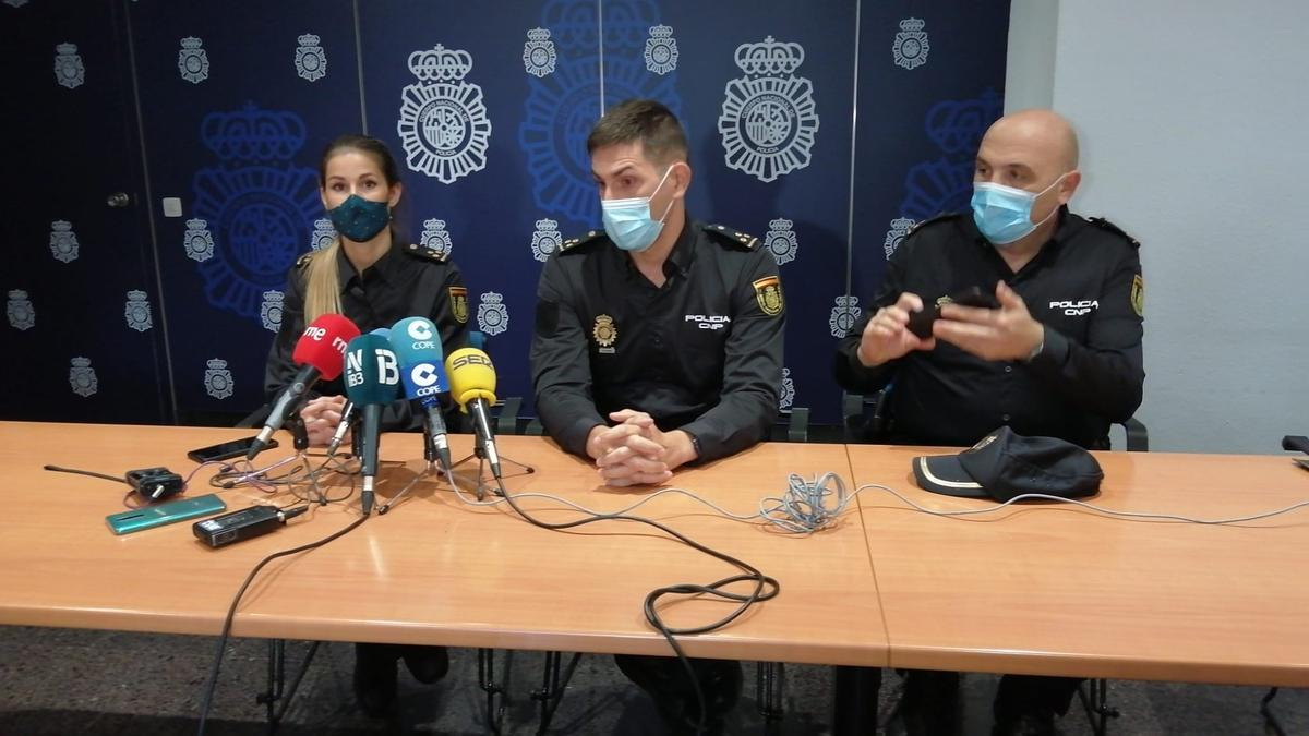 Los inspectores Yolanda Alonso y David López del Val, responsables de la investigación, con el inspector Alejandro Becerra, jefe de prensa de la Policía.