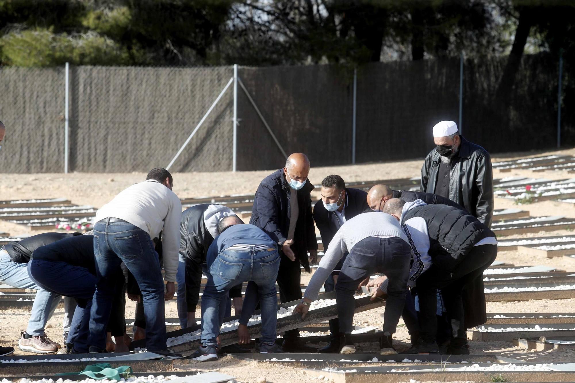 Entierro de Wafaa Sebbah en el cementerio Jardín Muslmán de València