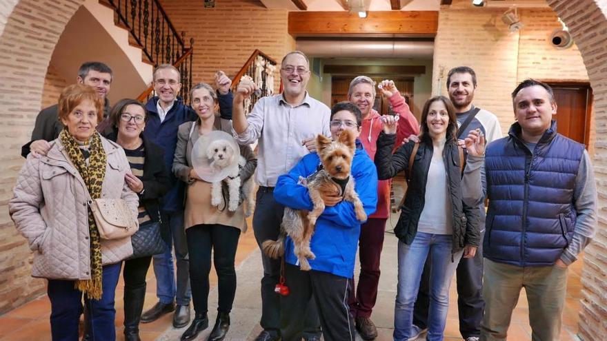 Alboraia entrega las primeras chapas a los perros del censo canino municipal