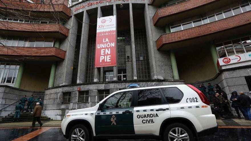Sobre estas líneas, registro de la Guardia Civil en la sede de UGT en Oviedo en 2017.