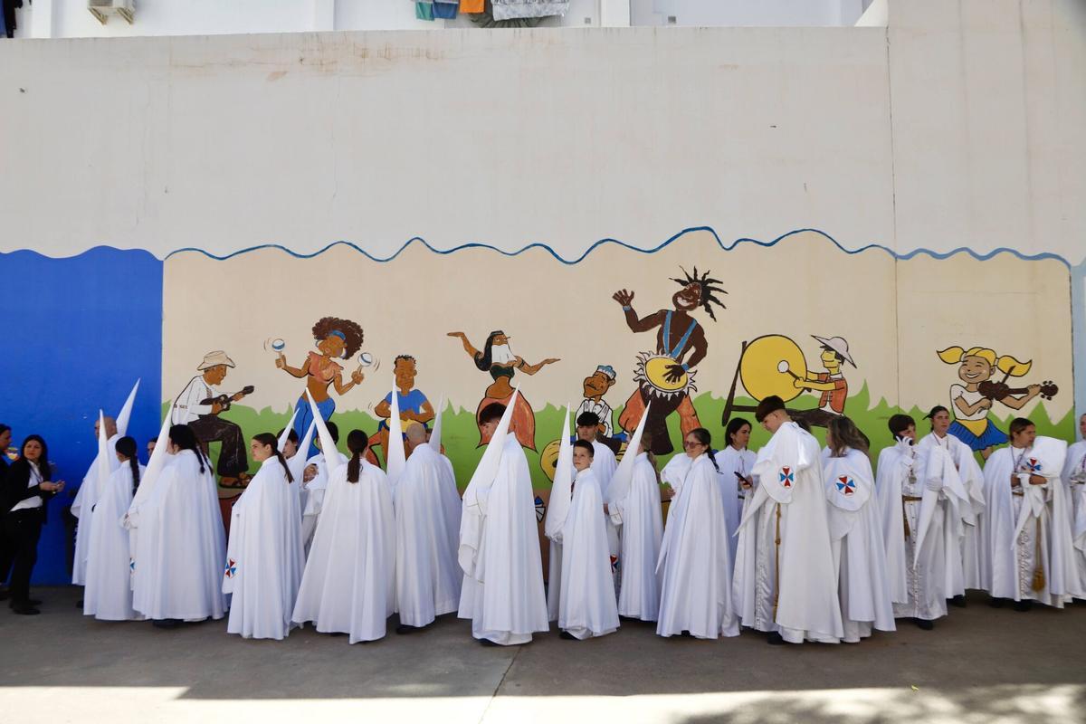 Preparativos de los nazarenos del Cautivo en el CEIP José Bergamín.