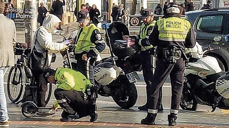 Policías inspeccionan un patinete durante la campaña de control.