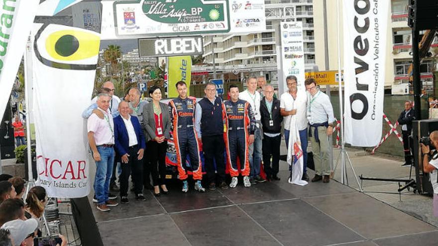 Ceremonia de salida. El gallego Iván Ares porta el número uno, mas no quiere decir que parta el primero.