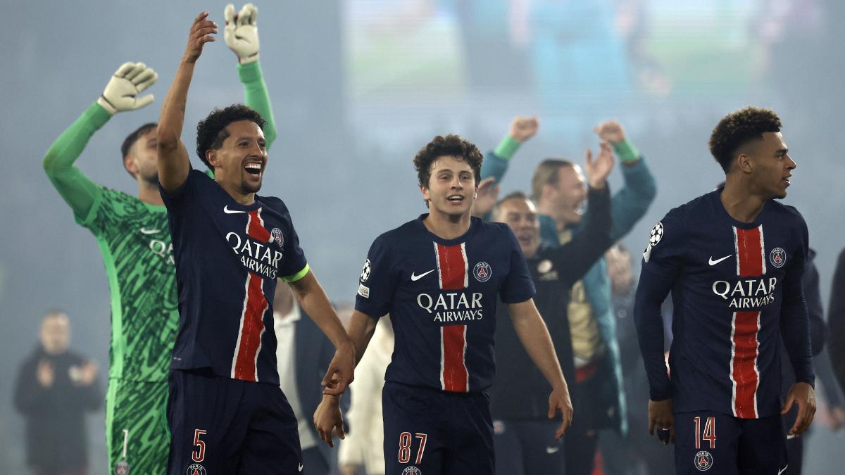Marquinhos celebra junto al resto de sus compañeros
