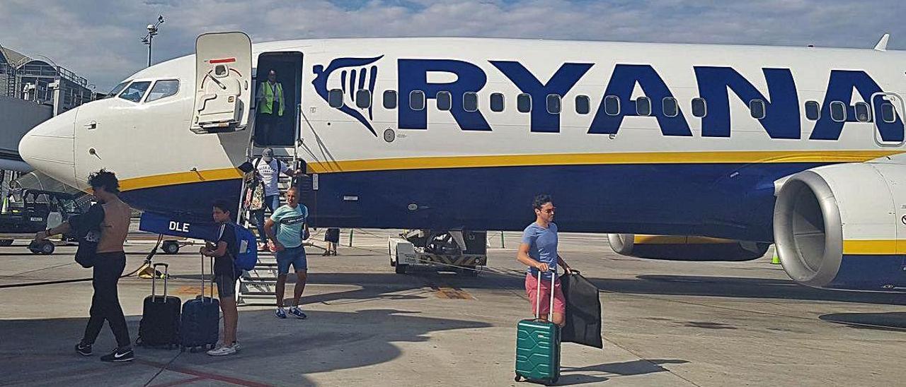 Pasajeros bajan de un avión de Ryanair, en foto de archivo.