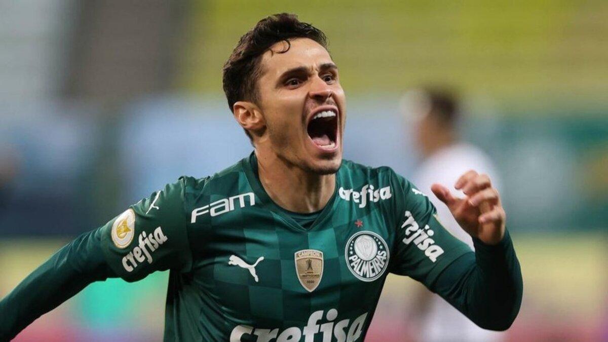 Raphael Veiga, tras anotar un gol con el Palmeiras.