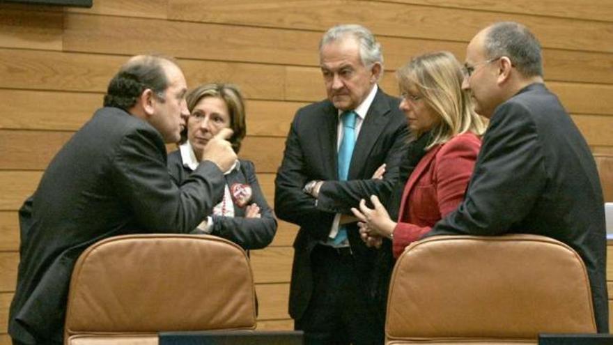 Diputados socialistas, ayer, en el pleno del Parlamento. / tucho valdés