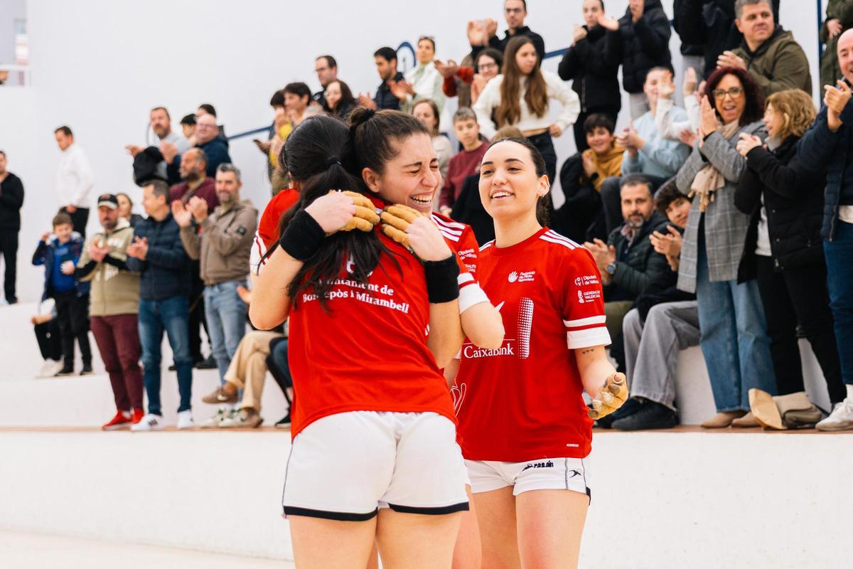 3 - Victoria, Anabel i Marina s'abracen