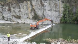 Enderrocades 30 petites preses per restaurar rius