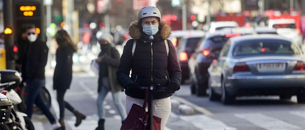 Una usuaria de patinete eléctrico en un carril bici en la ciudad de València. | LEVANTE-EMV