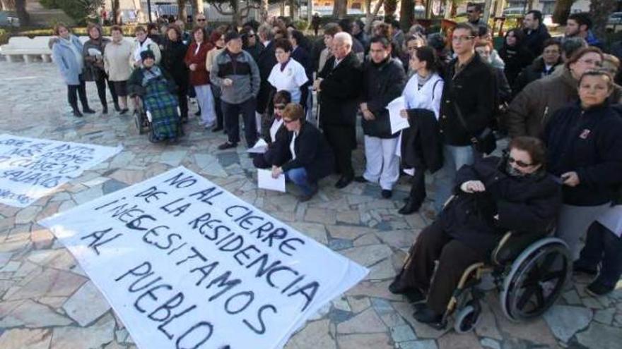 La manifestación de los trabajadores y residentes del Asilo de Aspe de enero de 2012.