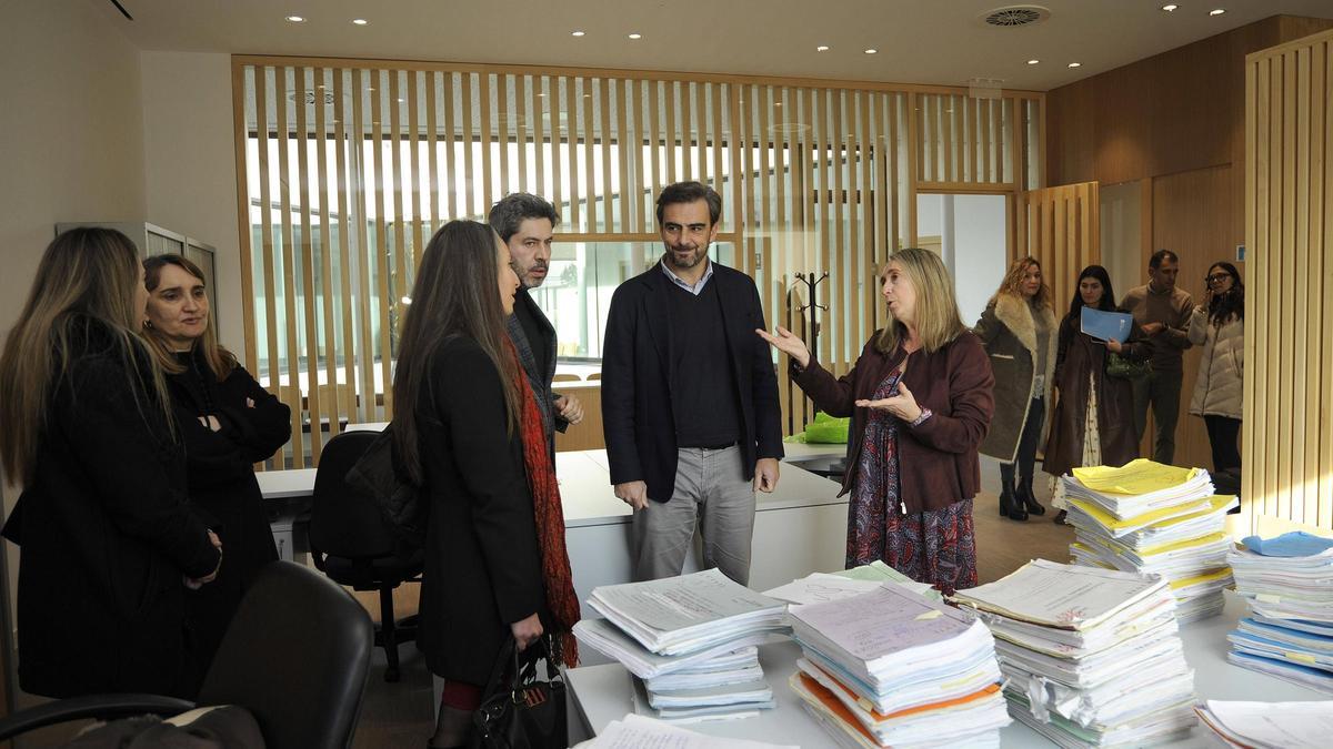 Diego Calvo, junto a algunos trabajadores, en una de las nuevas oficinas.