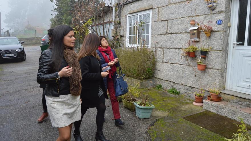 La alcaldesa de Mos, Nidia Arévalo, visita las antiguas casas de maestros de Dornelas. / FdV