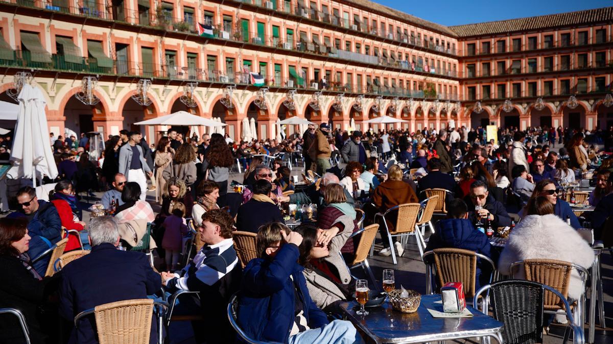 La plaza de La Corredera, repleta en la 'Tardevieja'.
